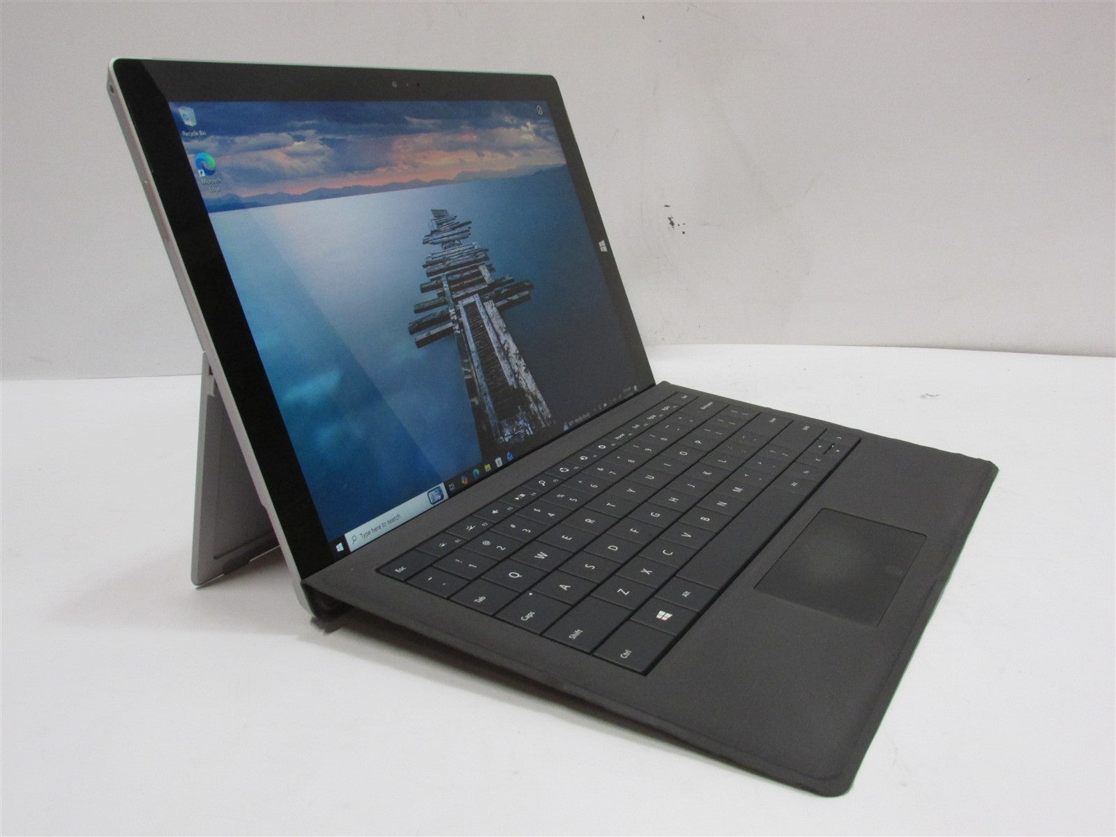 Microsoft Surface Pro 3 i7-4650U 1.7GHz 8GB RAM 256GB 12" Windows 10 Pro Tablet