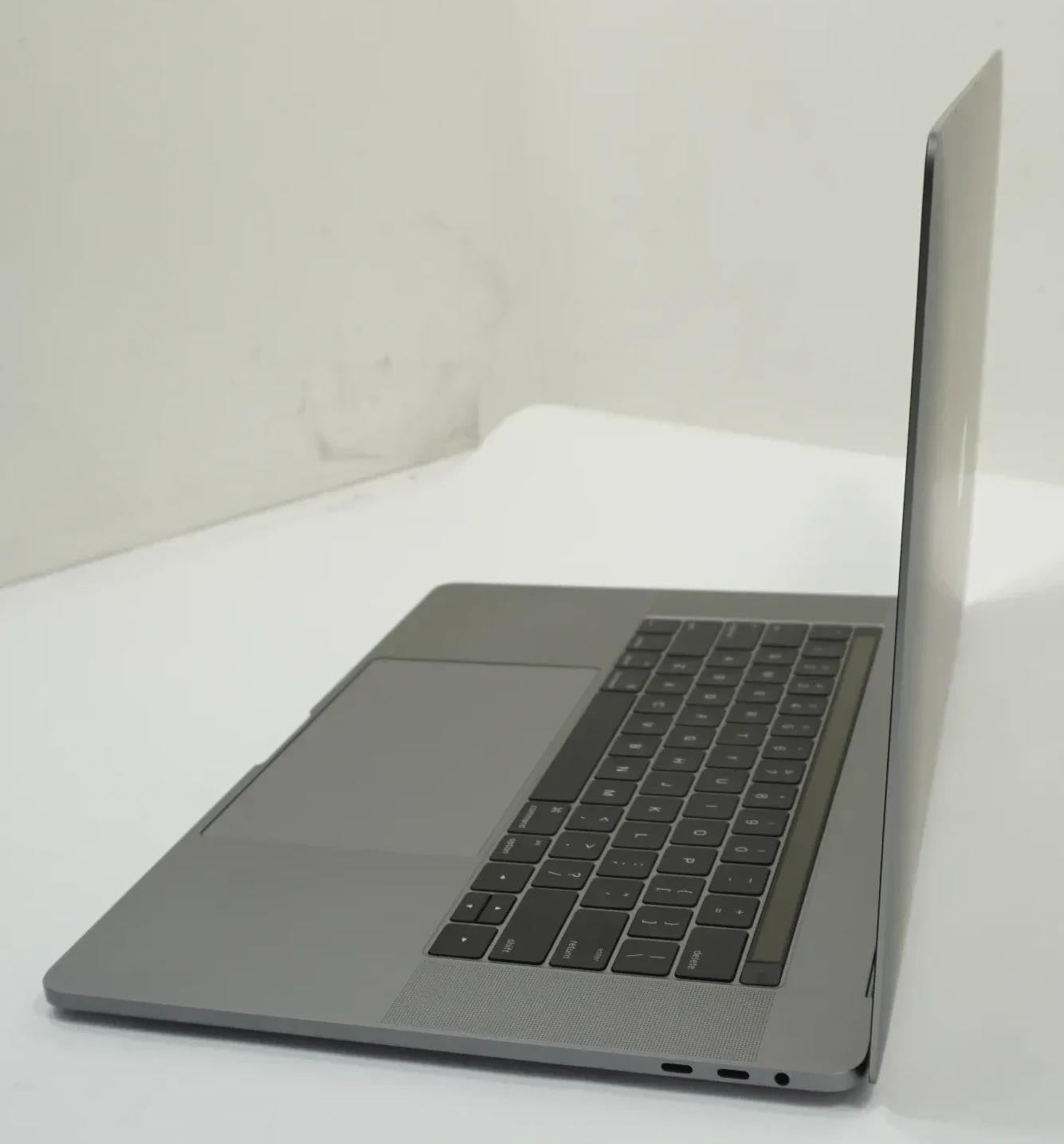 Apple MacBook Pro 2017 A1707 15" Retina i7-7700HQ 16GB 512GB SSD Laptop