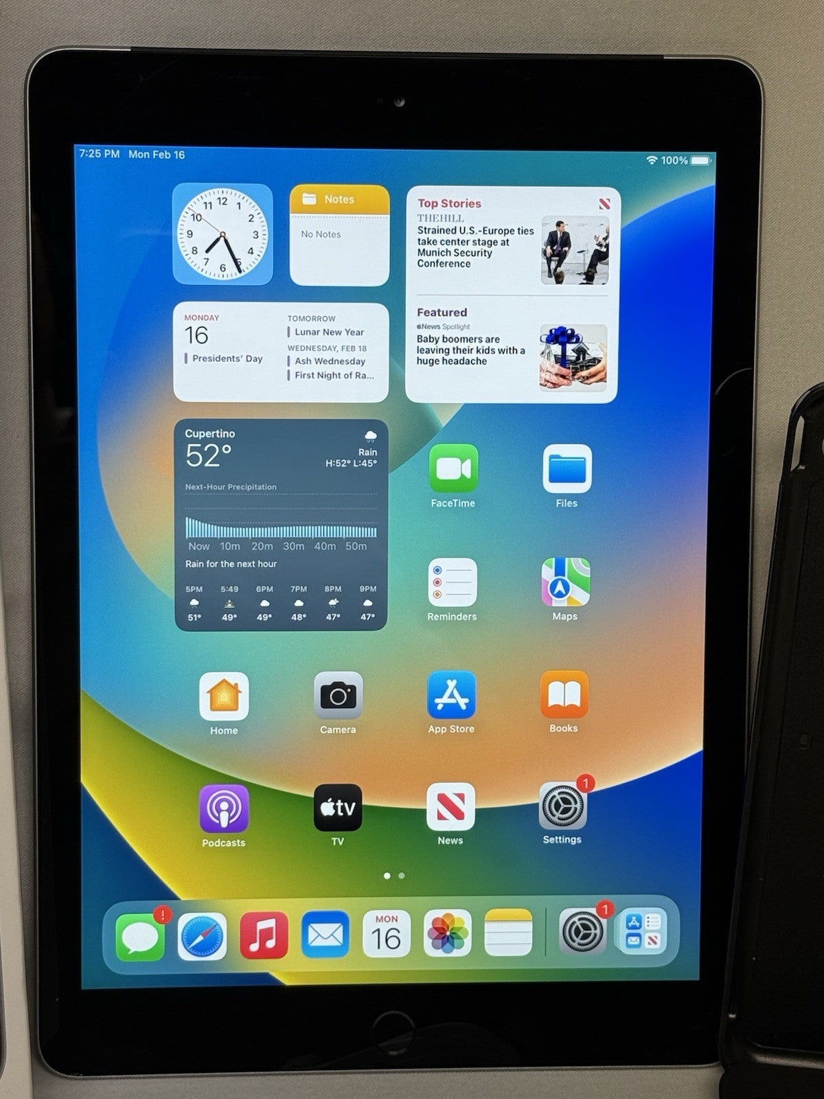 Apple iPad 5th Gen 32GB Gray A1823 (Wi-Fi + Cellular) - Unlocked Excellent Cond.