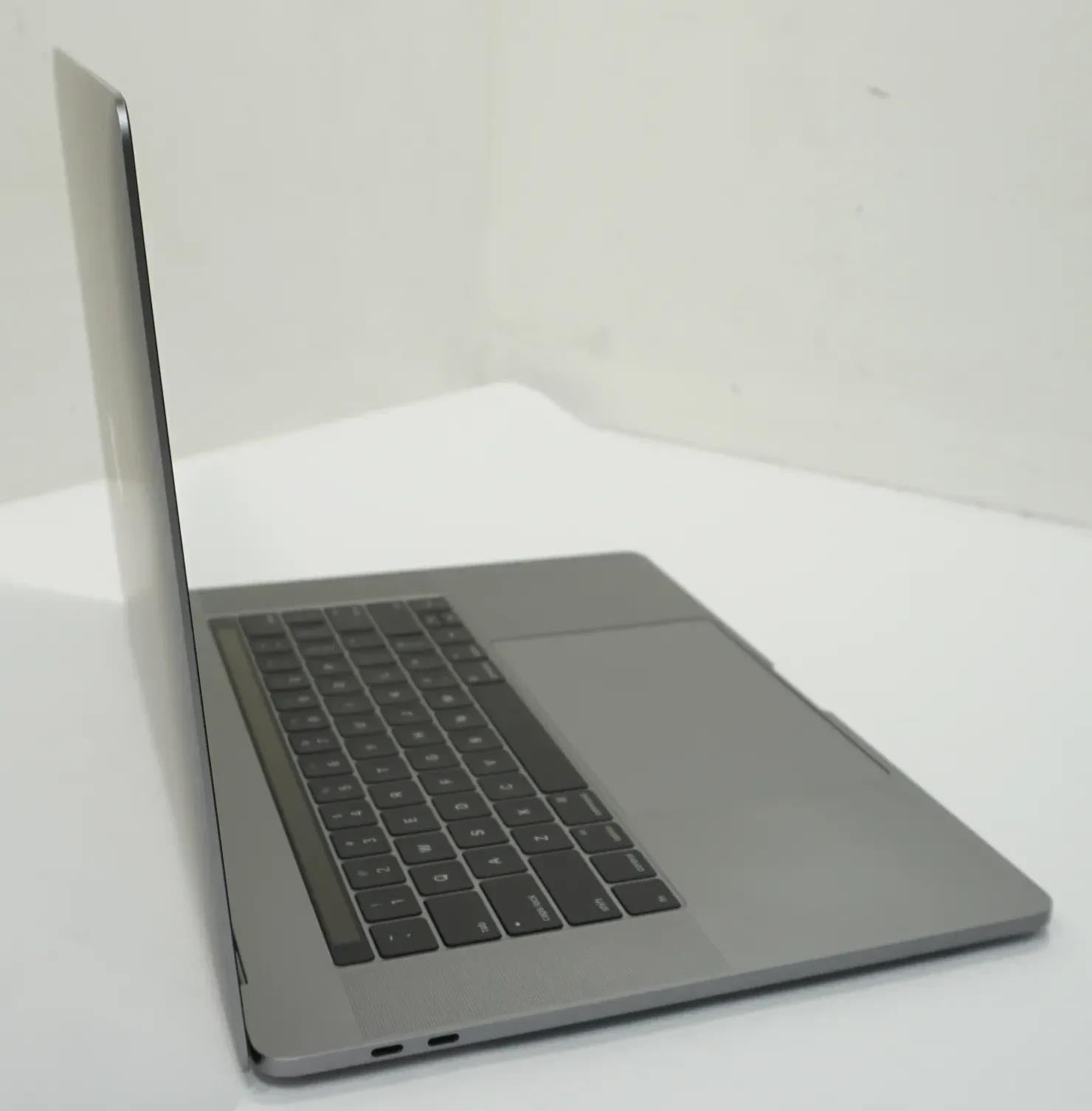 Apple MacBook Pro 2017 A1707 15" Retina i7-7700HQ 16GB 512GB SSD Laptop